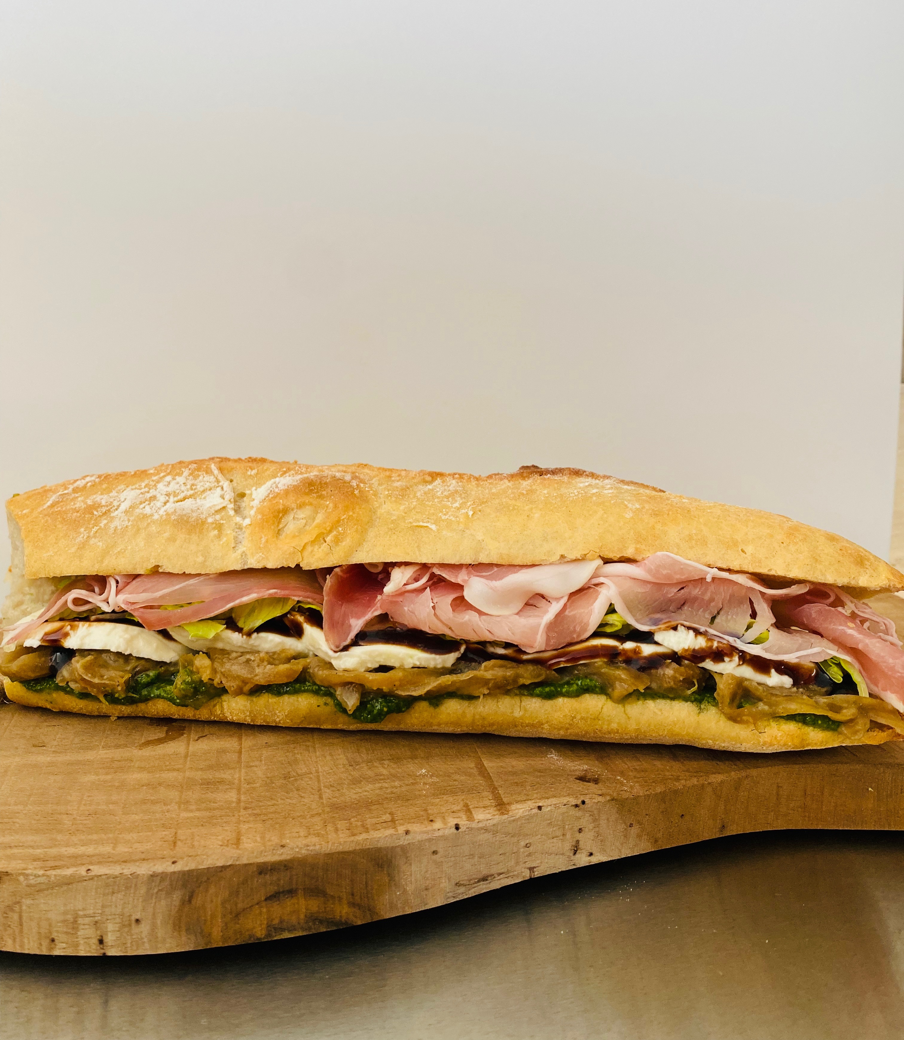 Sandwich Jambon, pesto, oignons confits et mozzarella marinée