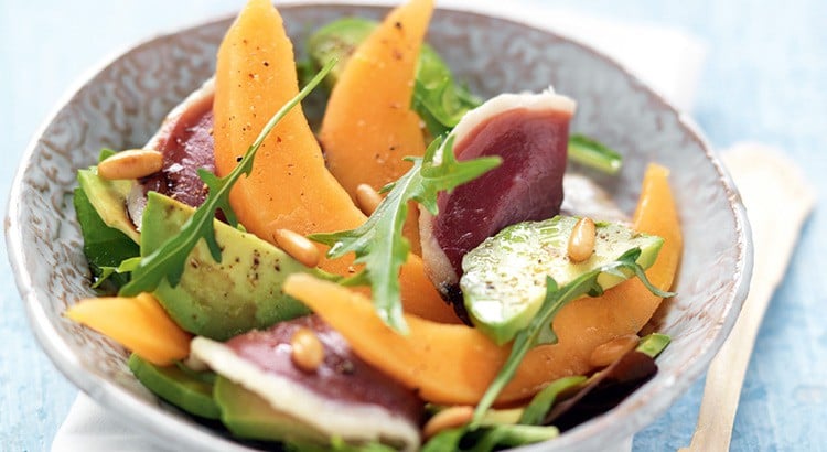 Salade d'été avec ses tranches de magret de canard
